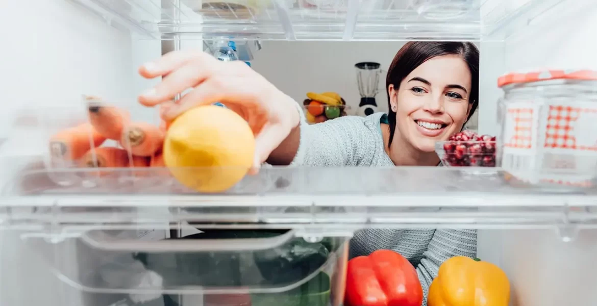 How to get rid of the smell in the fridge